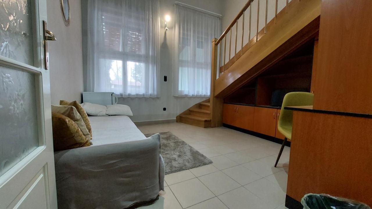 Family Apartman Gyula Bagian luar foto