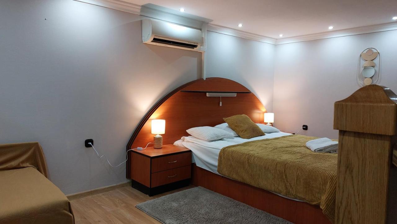 Family Apartman Gyula Bagian luar foto