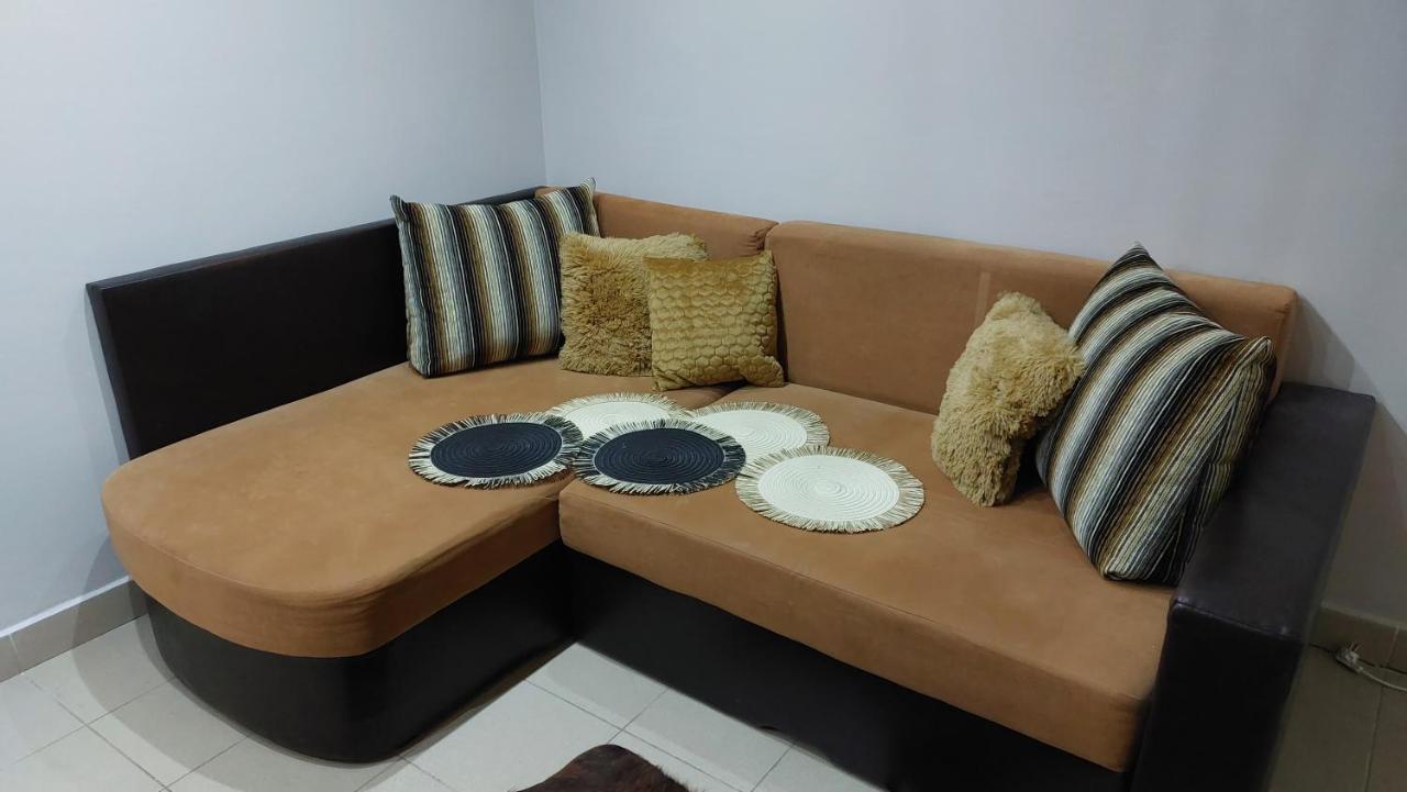 Family Apartman Gyula Bagian luar foto