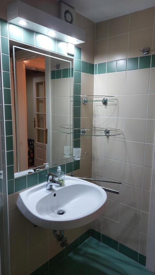Family Apartman Gyula Bagian luar foto