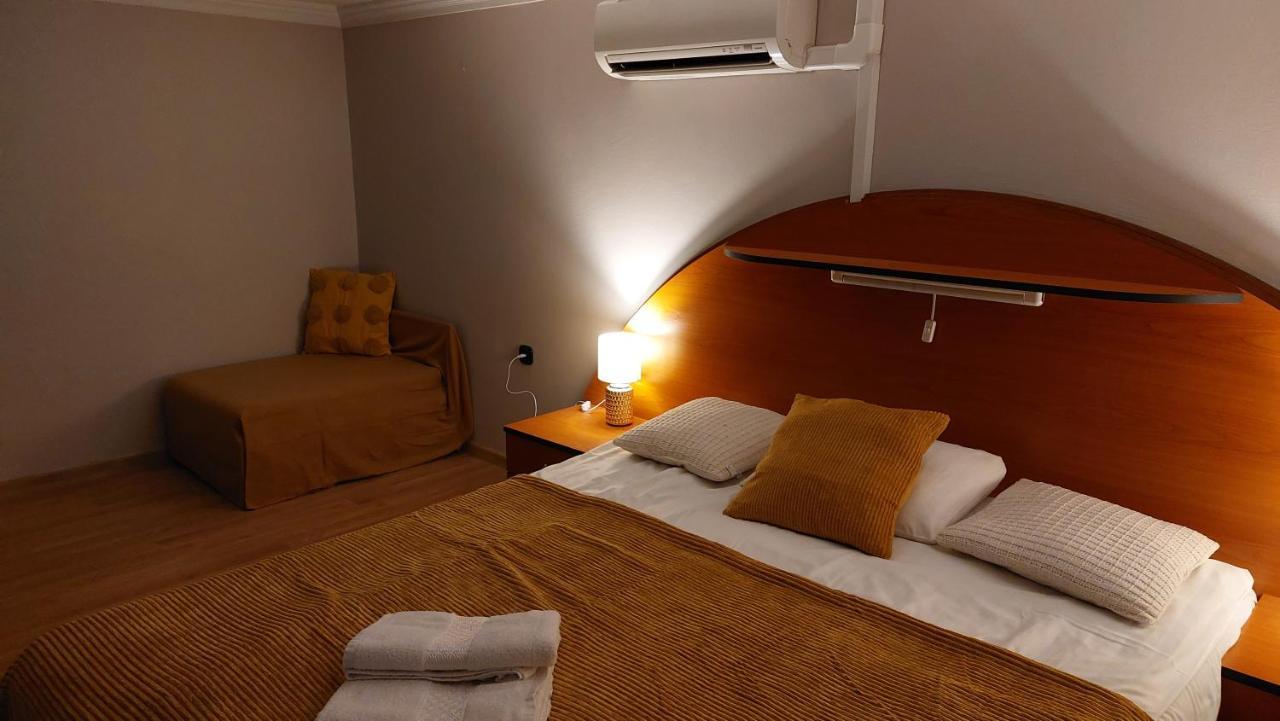 Family Apartman Gyula Bagian luar foto