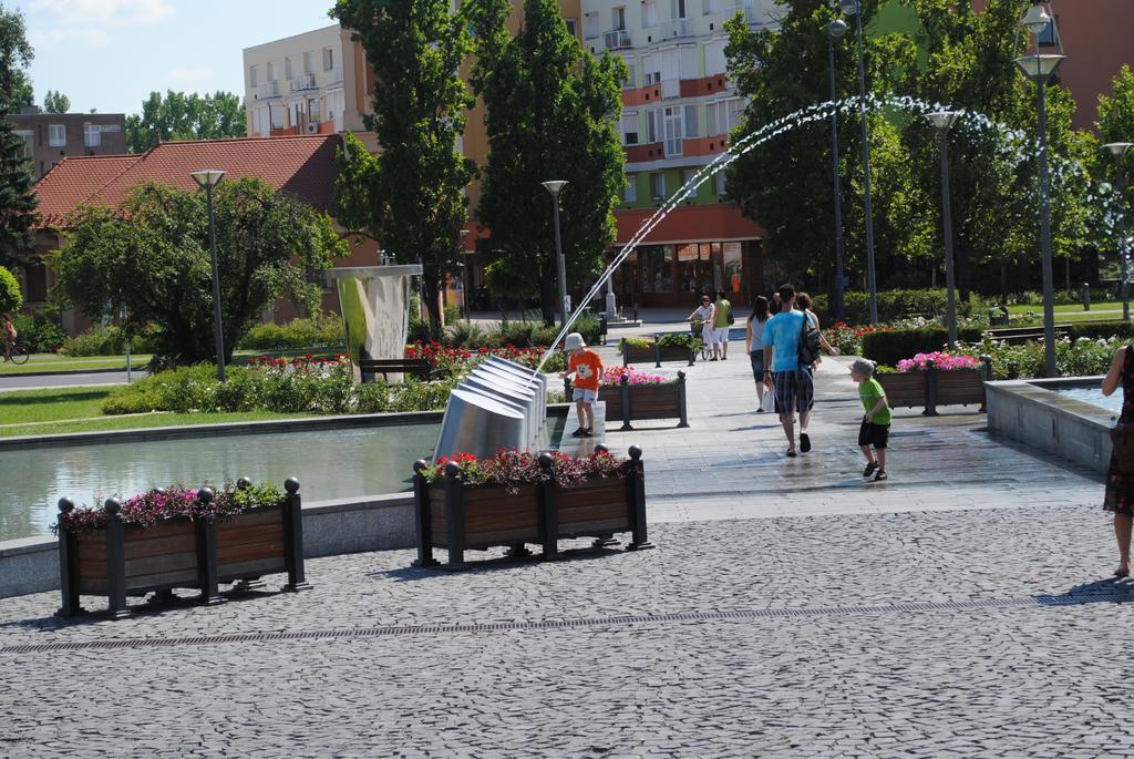 Family Apartman Gyula Bagian luar foto