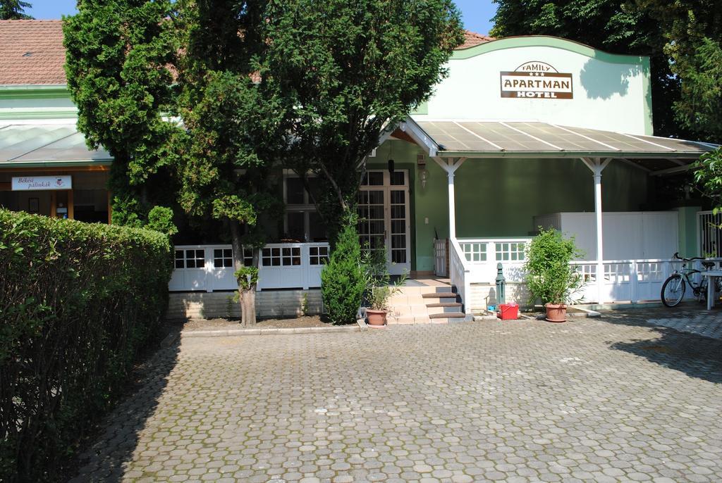 Family Apartman Gyula Bagian luar foto