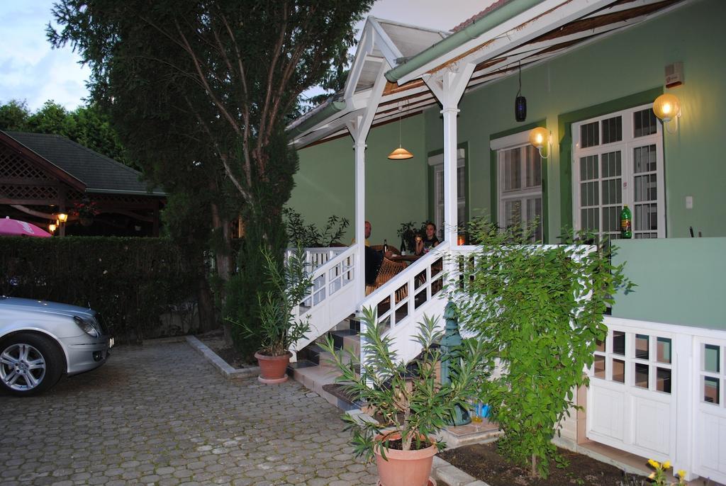 Family Apartman Gyula Bagian luar foto
